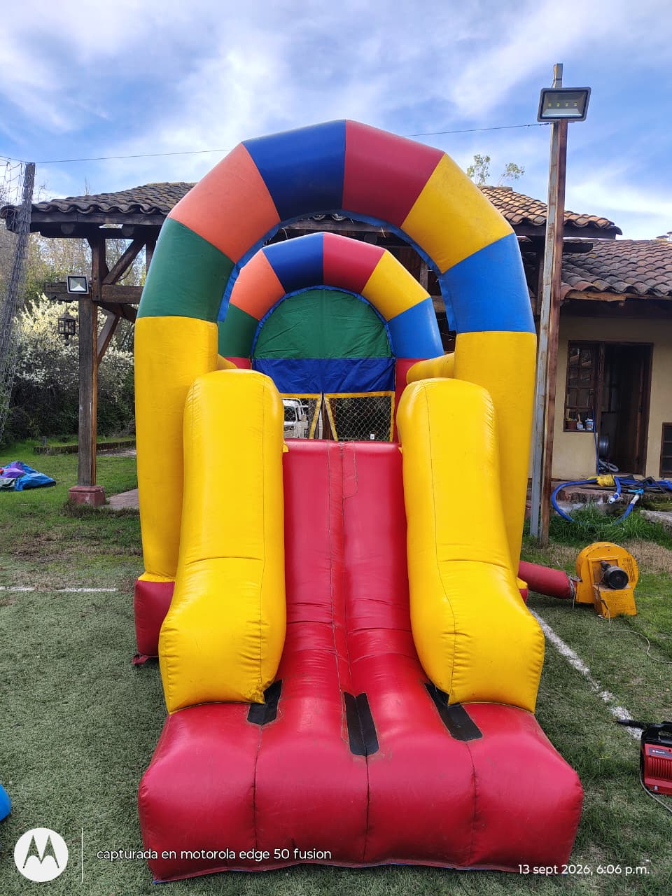 Vista frontal de juego inflable multicolor para saltar y deslizarse