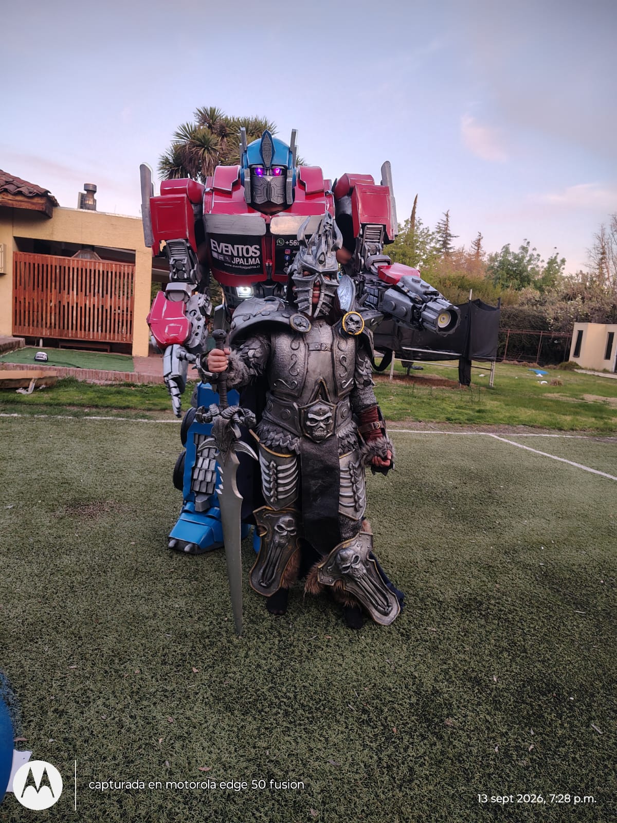 Personajes de fantasía y robot posan en un evento al aire libre
